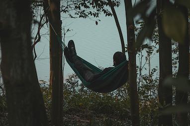 آداب استراحت کردن: چطور بدون عذاب وجدان شارژ بشیم؟